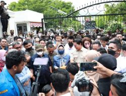 Ribuan Mahasiswa Demo Tolak Kenaikan Harga BBM di DPRD Sulteng
