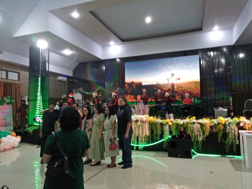 MALAM NATAL - Ibadah malam Natal di Gereja Pantekosta Ampana, Tojo Unauna berlangsung aman | Foto: abidzar qifary/kaidah