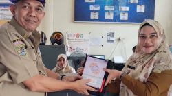 Zakir Muhammad Bagikan Al Quran dan Sajadah dari Komenwa Indonesia