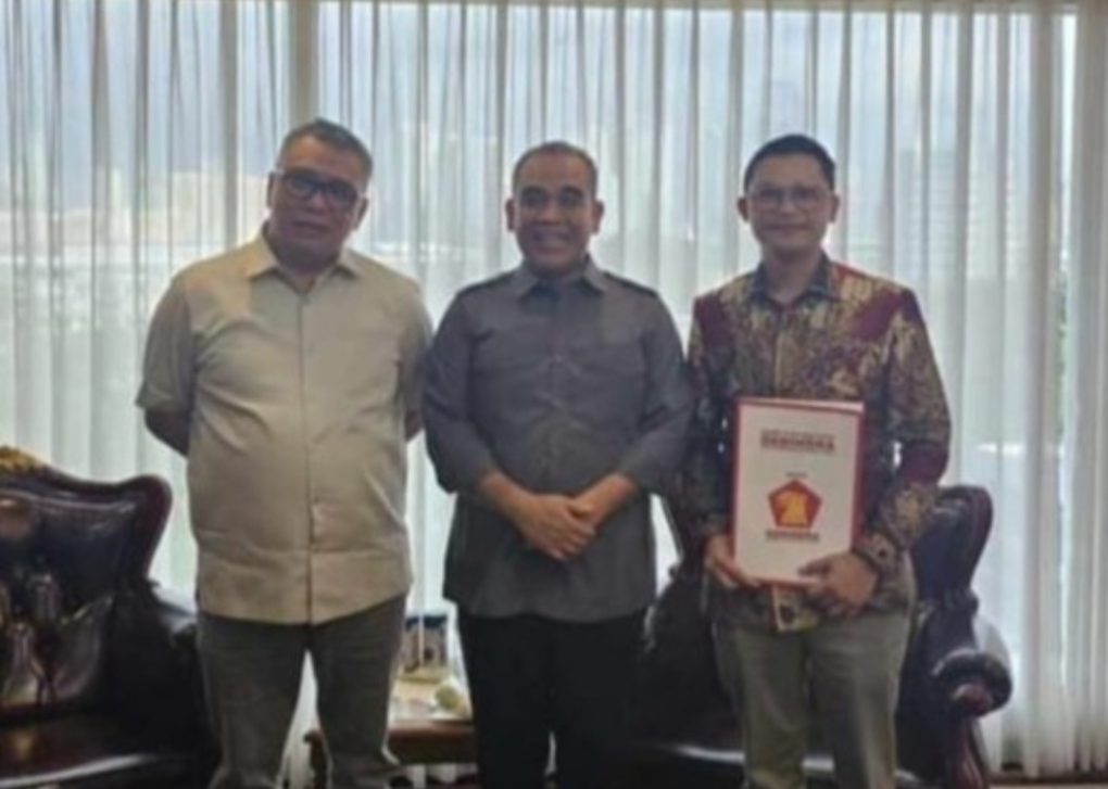  - Wakil Ketua Umum Partai NasDem, Ahmad Ali dan Sekretaris DPD Partai Gerindra Sulawesi Tengah (Sulteng), Abdul Karim Aljufri, menerima rekom